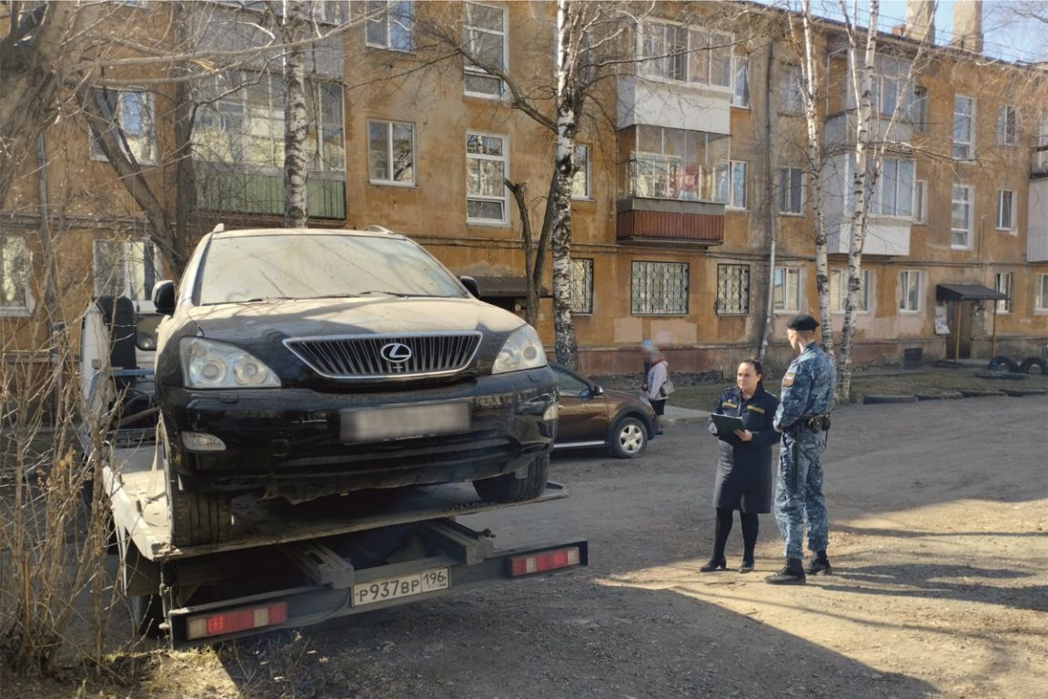 В Нижнем Тагиле судебные приставы забрали у должника его Lexus - «Уральский  рабочий»